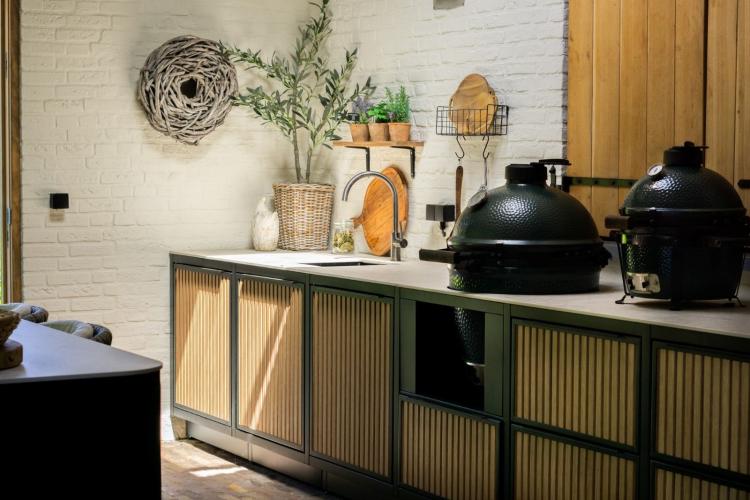 Luxe buitenkeuken met exclusieve kraan en spoelbak