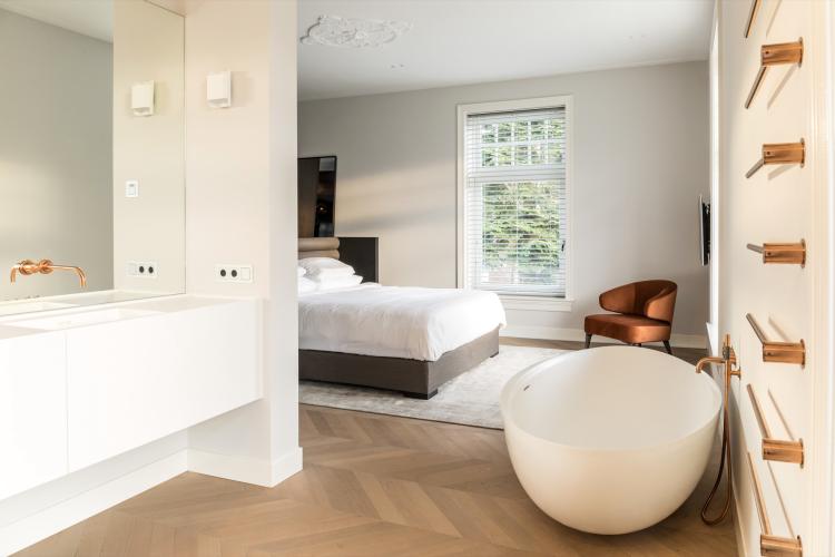 Badkamer met goudkleurige kranen