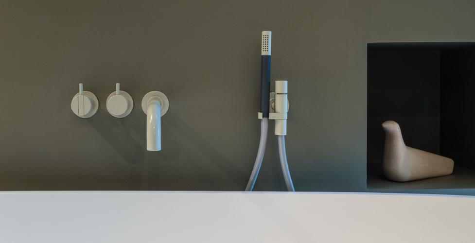 Grijze badkamer kranen project i.s.m. Intercodam
