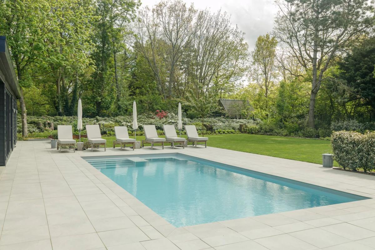 luxe zwembad in tuin