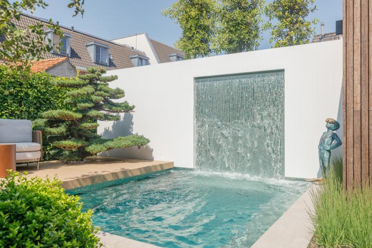 Stadstuin met mozaïek plunge pool