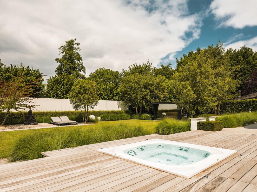 jacuzzi bij zwembad