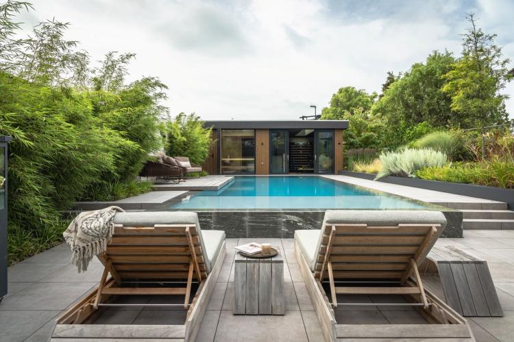 Buitenzwembad wellness villa met vakantiegevoel