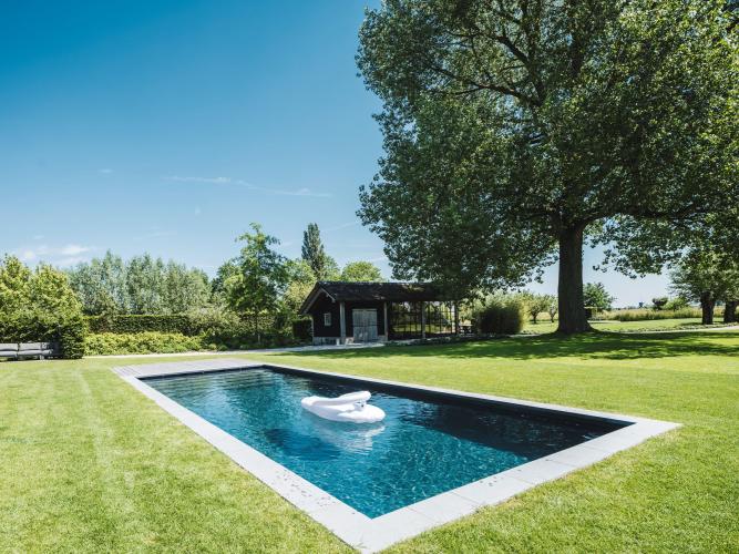 Familiebad in een villatuin