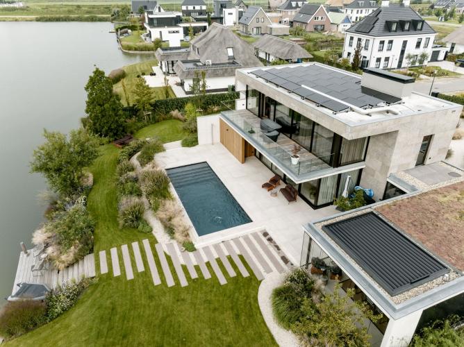 Modern buitenbad transformeert villatuin
