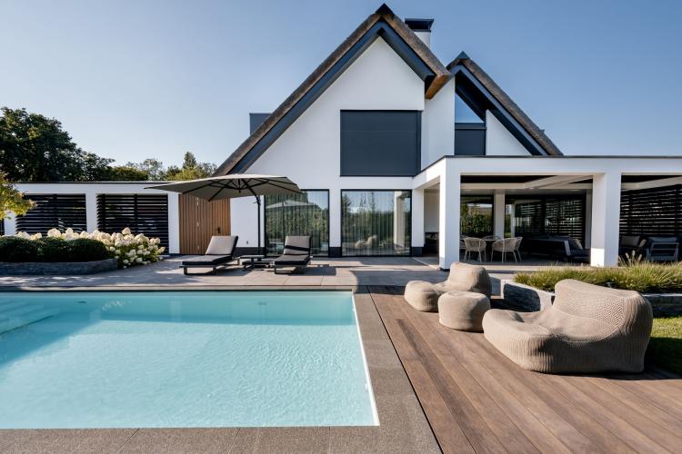 Modern minimalistisch buitenzwembad