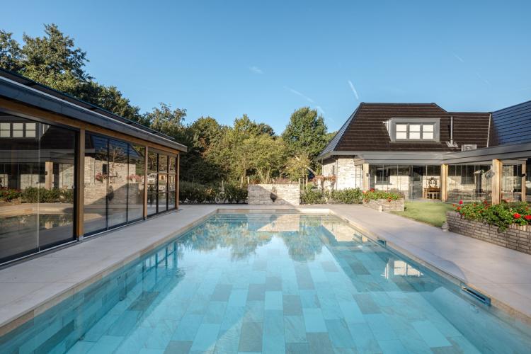  Residentieel buitenbad in strakke loungetuin