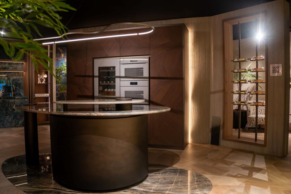 Exclusieve kookplaat en verlichting boven kookeiland Zen House op Excellent Woonbeurs 2025