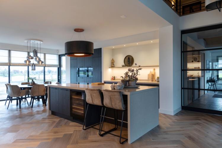 Keuken met design afzuigkap