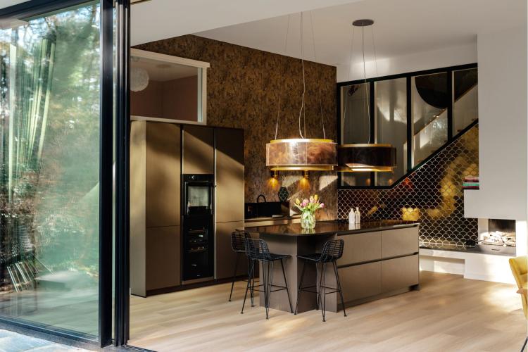 Keuken met exclusieve afzuigkappen met verlichting in villa Bilthoven