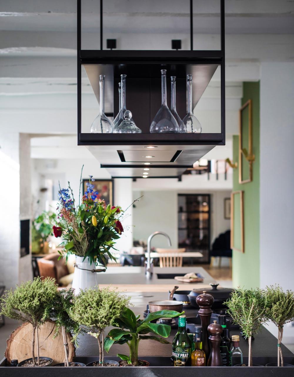Luxe keuken met maatwerk afzuigkap