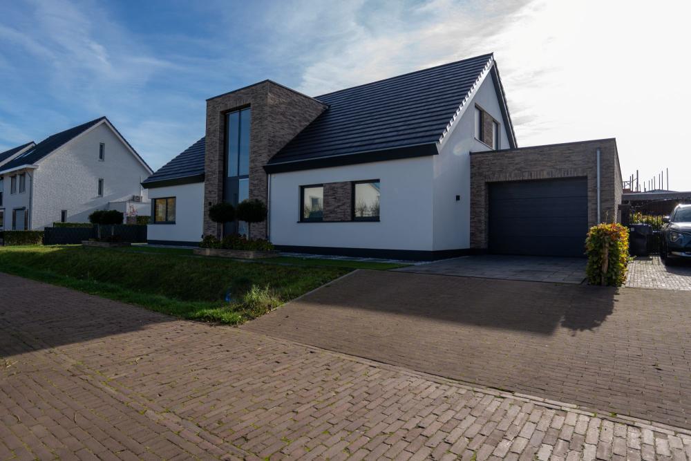 Gevelrenovatie in Echt: De perfecte mix van strak stucwerk en robuuste steenstrips