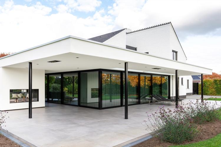 Terrasoverkapping met Gevelisolatie en Stucwerk: Strak en tot in detail uitgewerkt