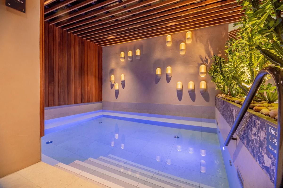 zwembad met luxe gevelafwerking