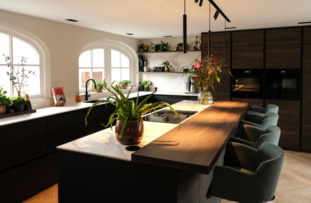Exclusieve maatwerk keuken in villa Grootebroek