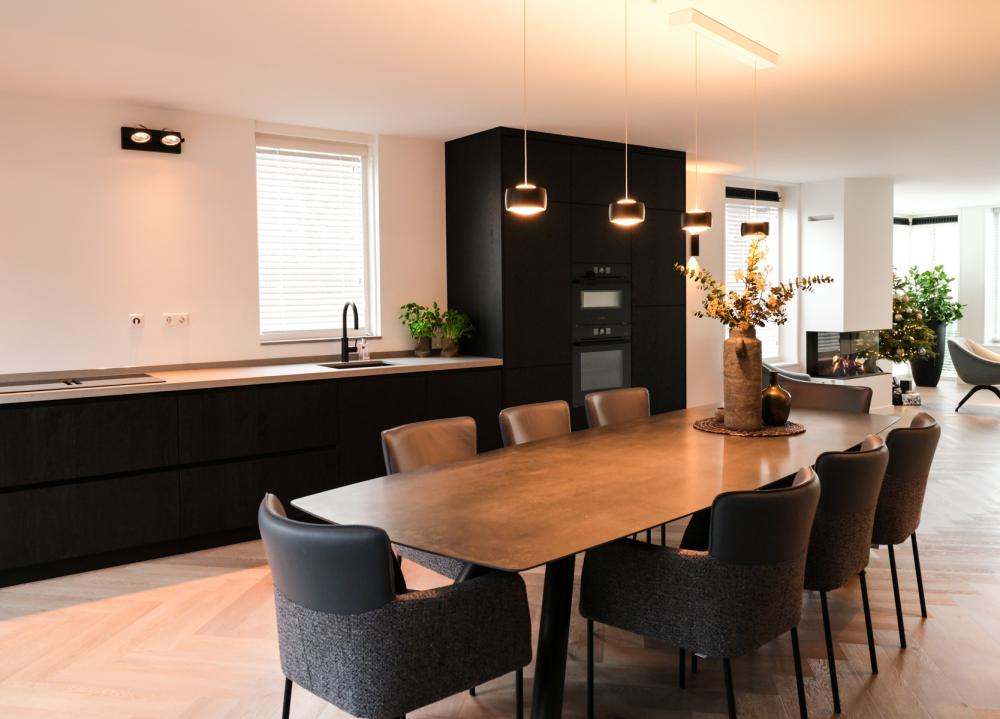 Exclusieve maatwerk keuken in villa Hoogkarpsel
