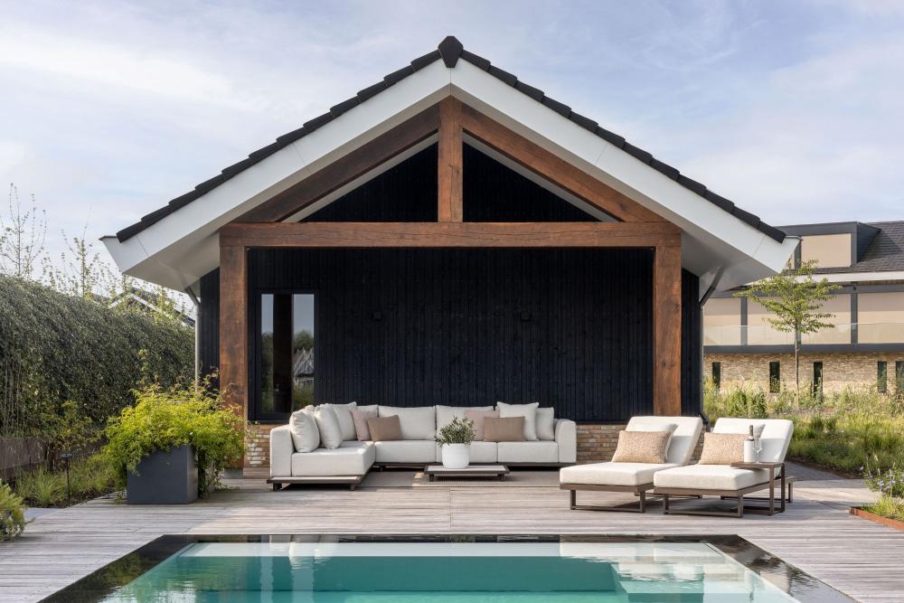 Luxe tuinmeubels in villatuin Grou