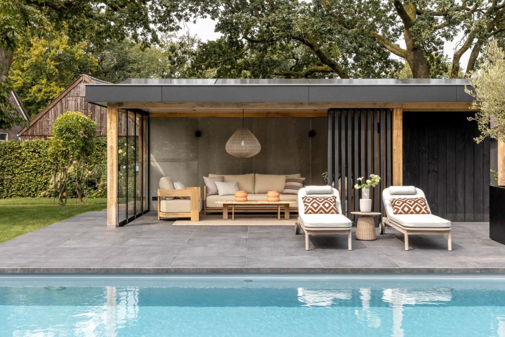 Villatuin in Anderen met luxe tuinmeubelen