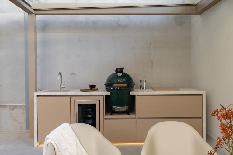 Zandkleurige buitenkeuken onder Linizio overkapping met glazen dak