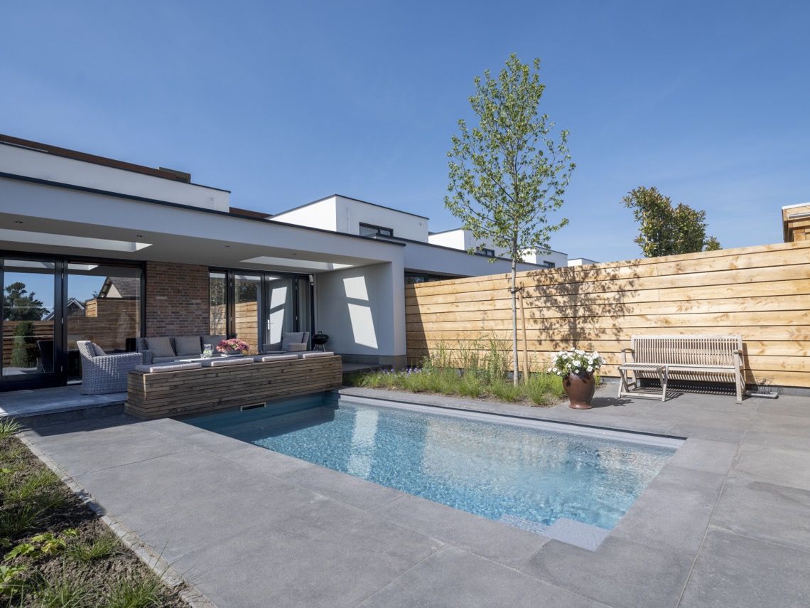 zwembad bij poolhouse