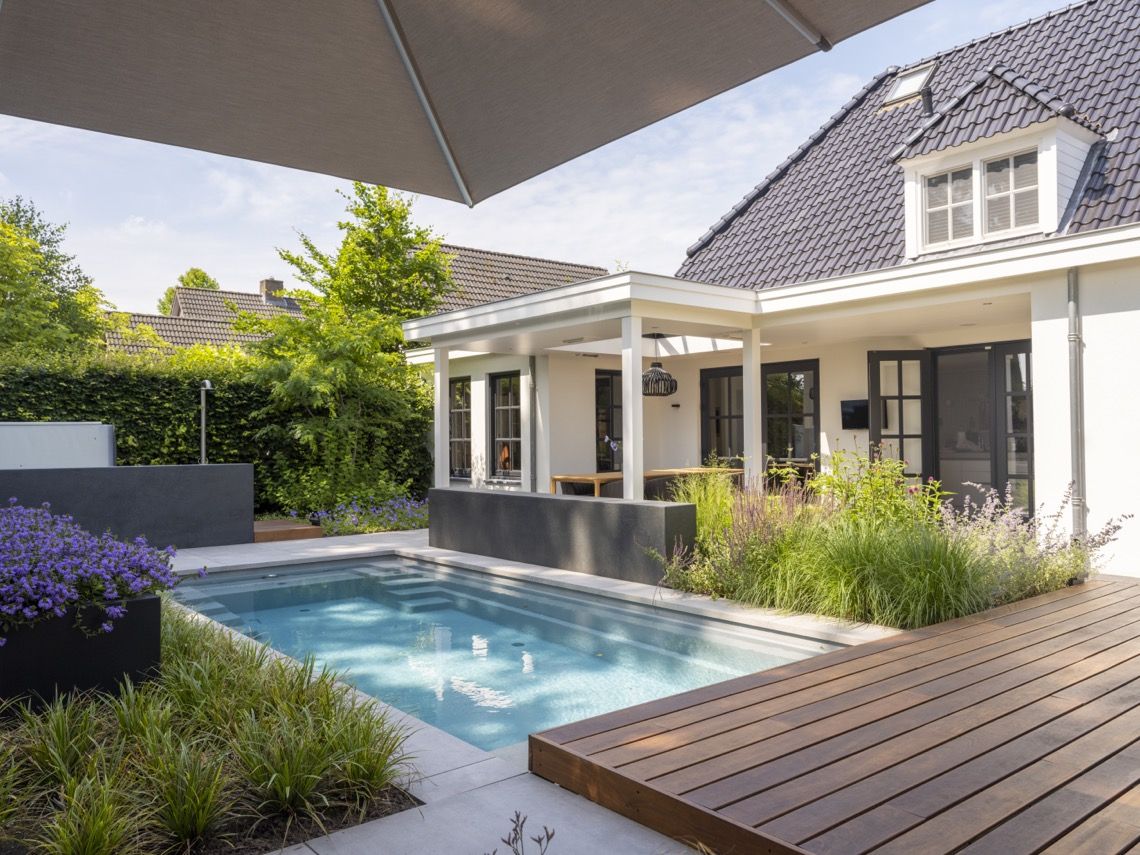 zwembad in villa tuin