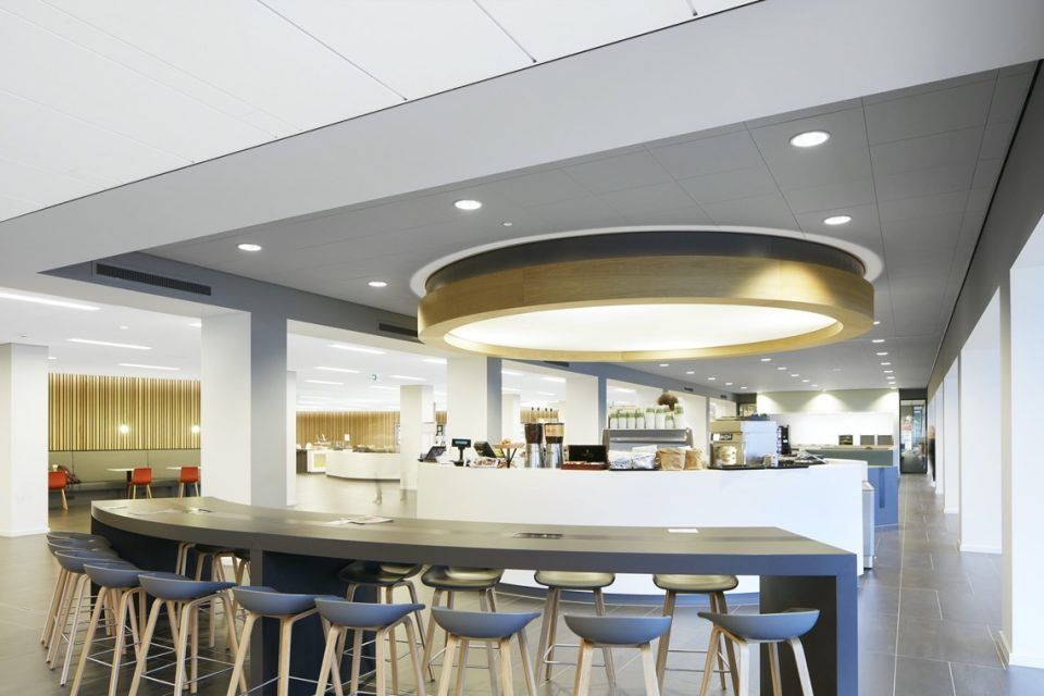 interieur kantine met lamp