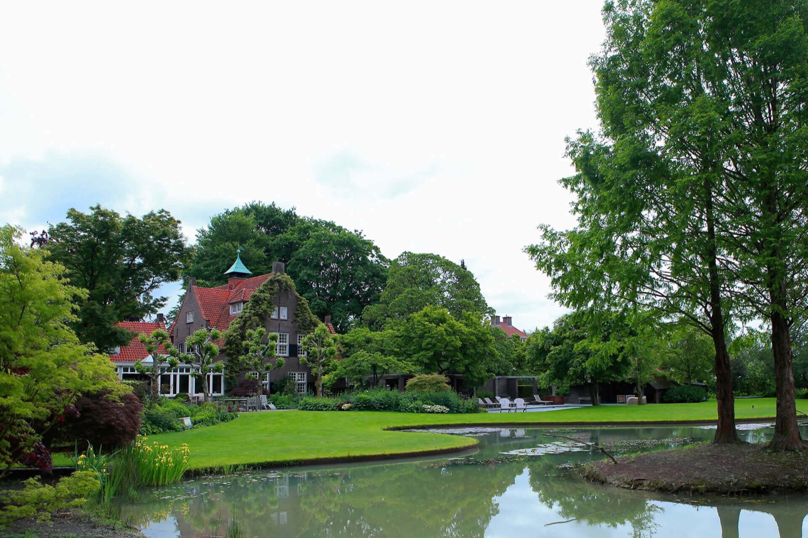 Vijver met villa