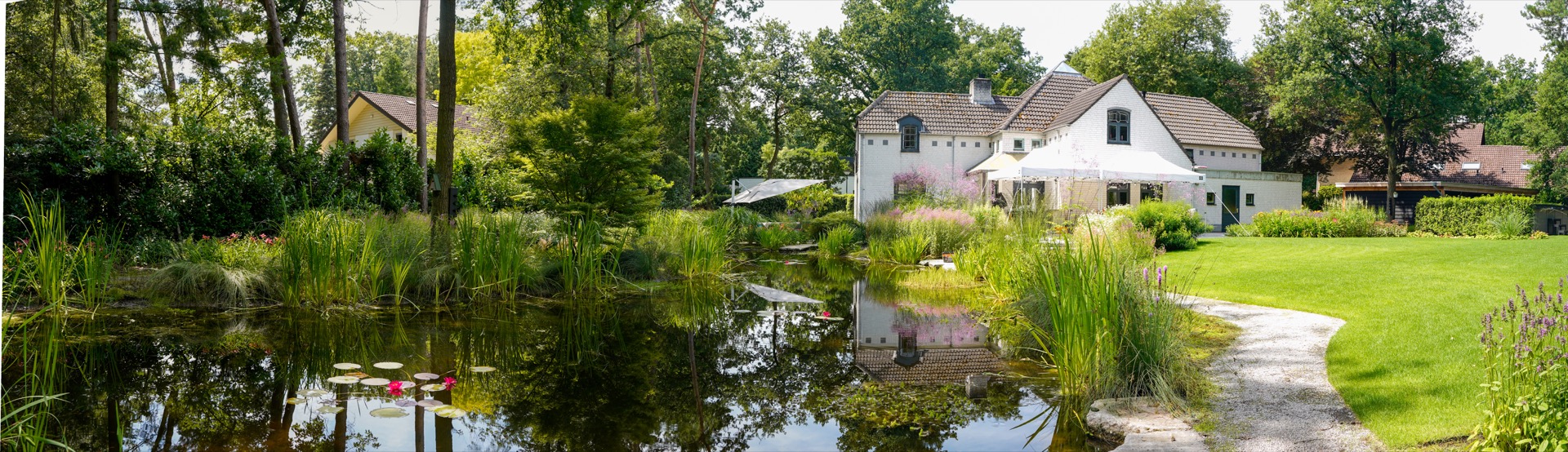villatuin in bos