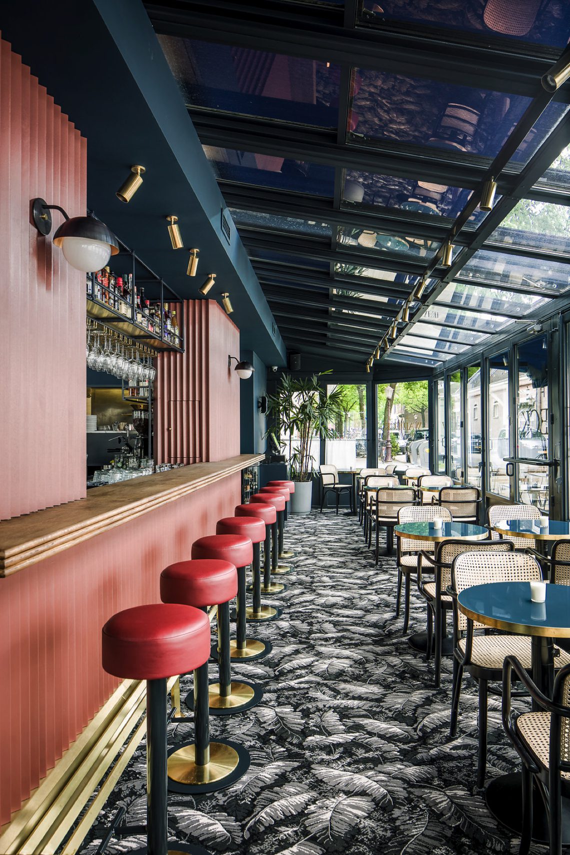 bar met rode krukken