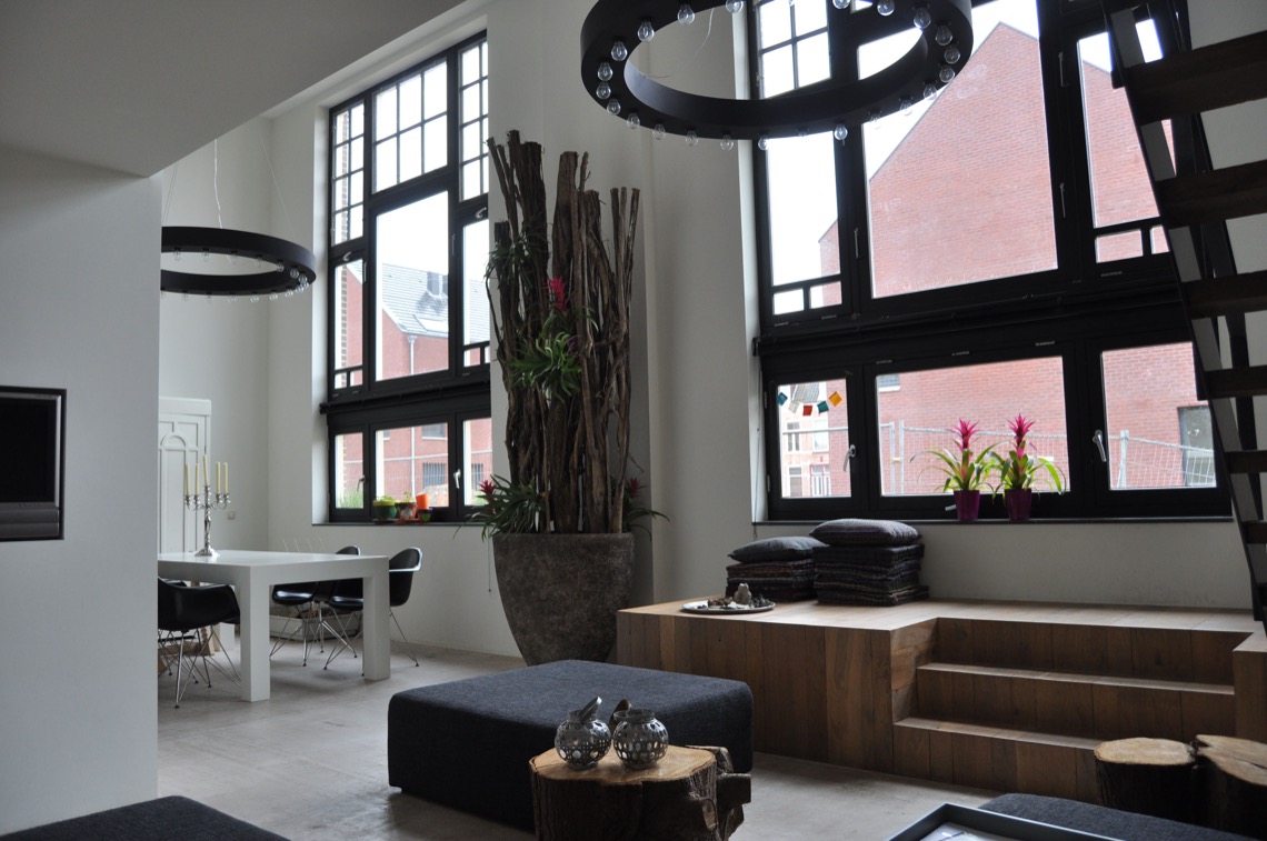 woonkamer met grote ramen