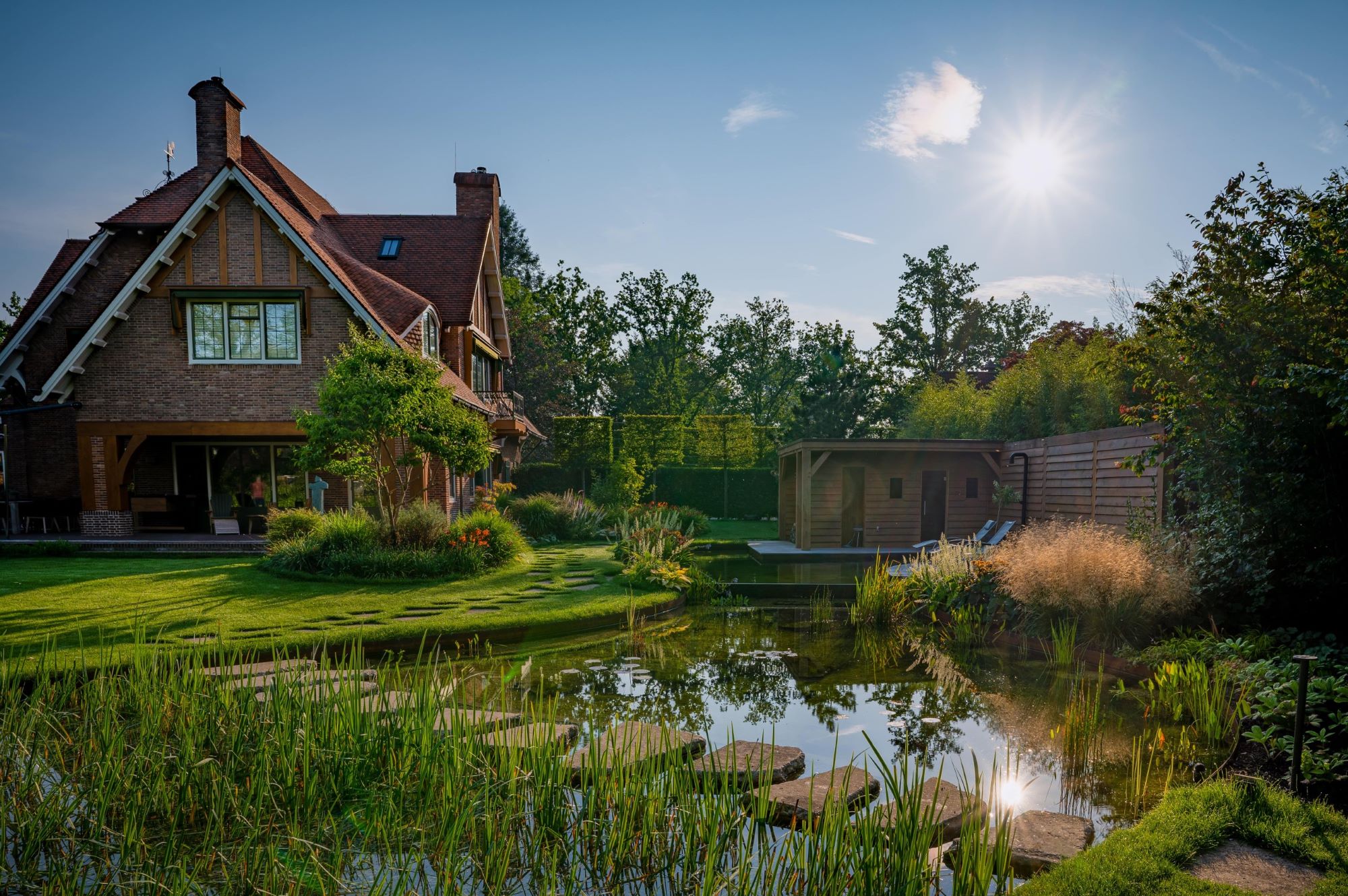 villatuin met vijver