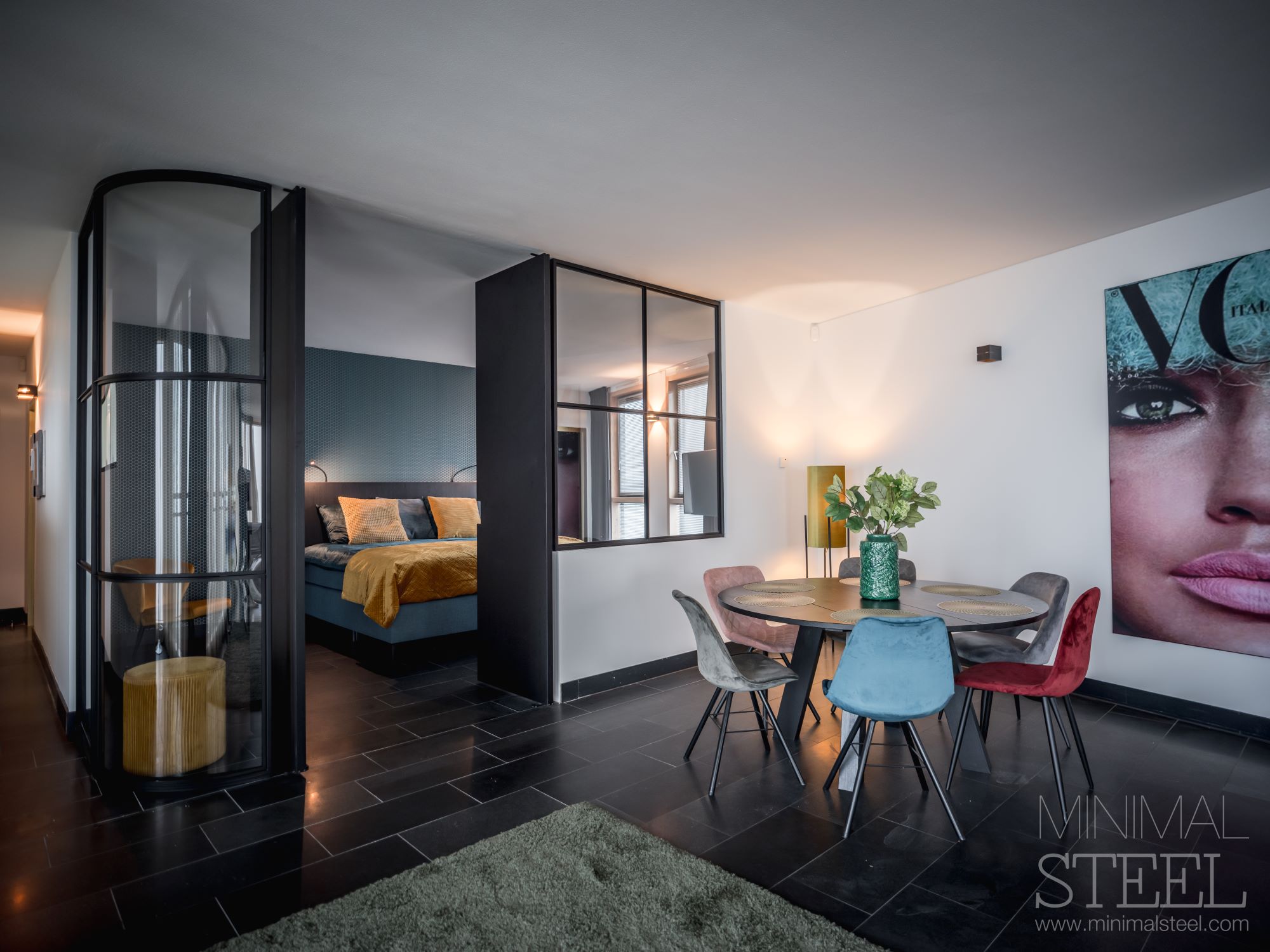 luxe interieur met stalen maatwerk wand
