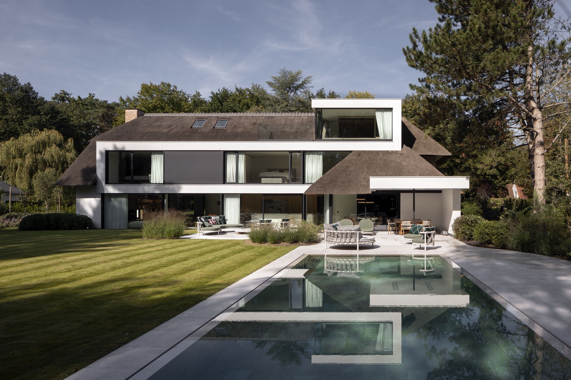 rietgedekte villa met zwembad