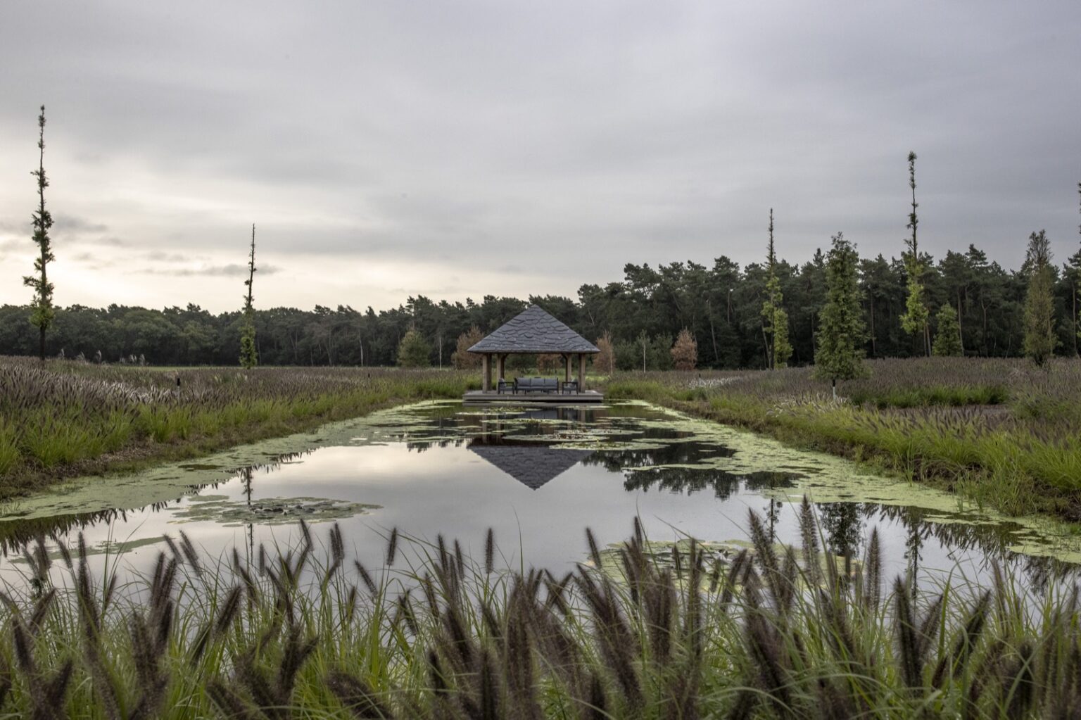 luxe vijver met tuinhuis