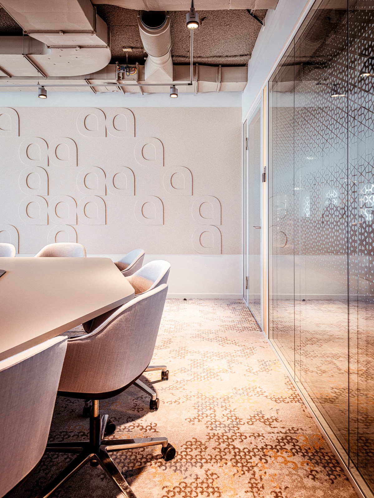 vergaderruimte met plafond met geluidsdemping
