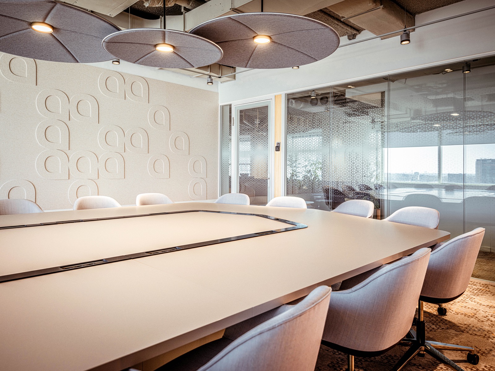 plafond met luxe lampen met geluidsdemping