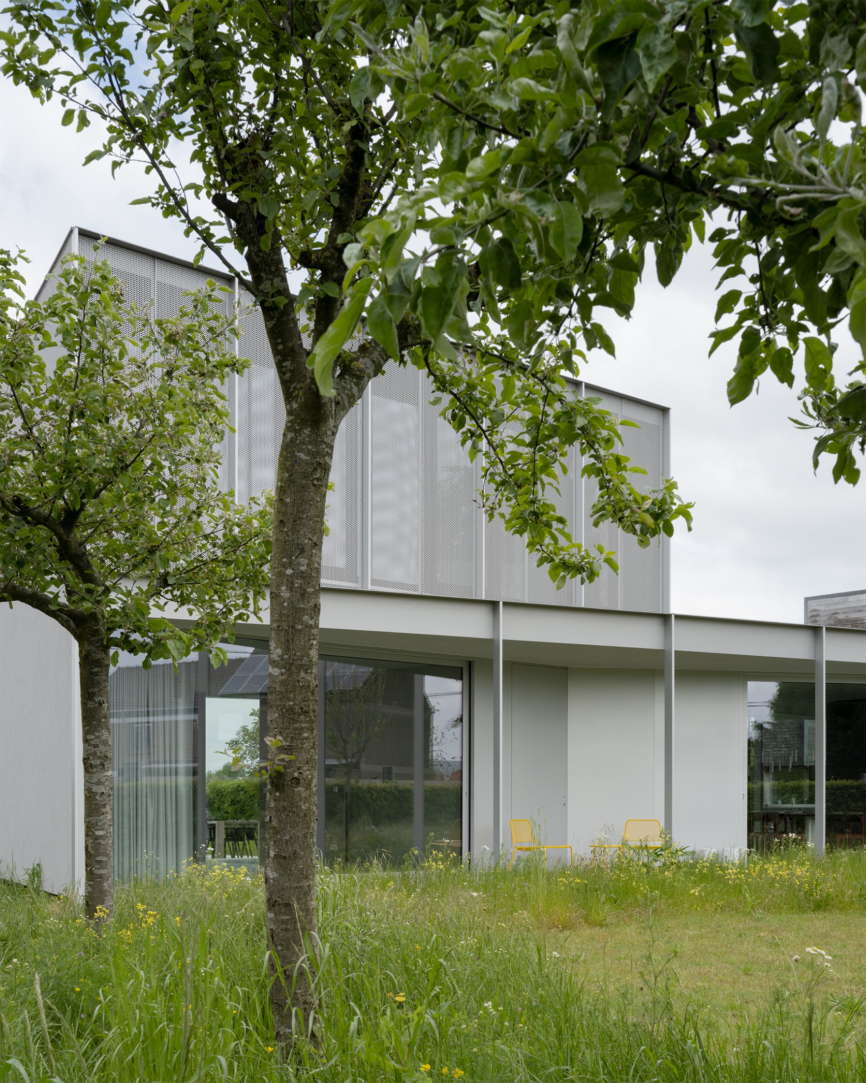 moderne villa met grote glaspartijen