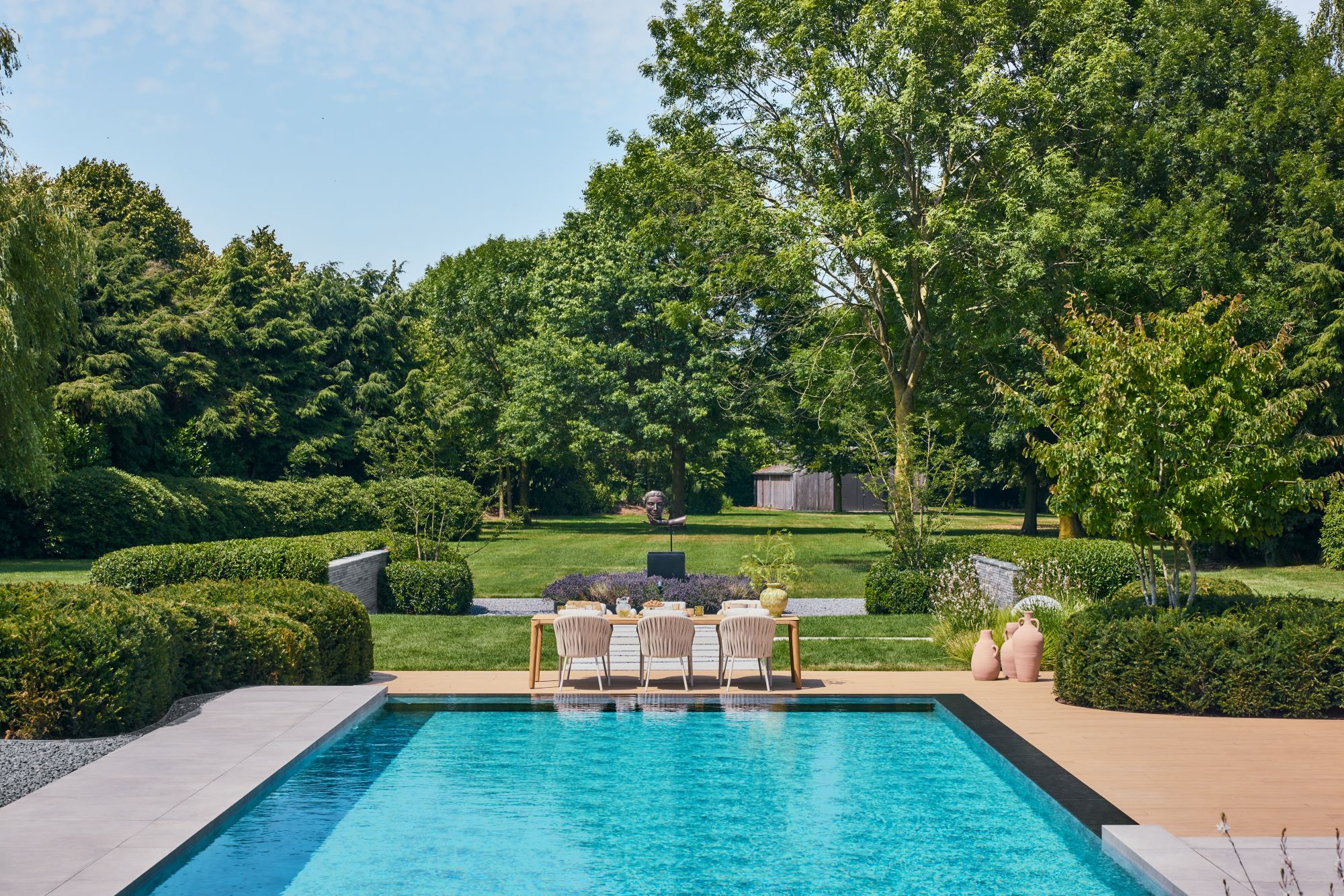 luxe tuinmeubels bij zwembad