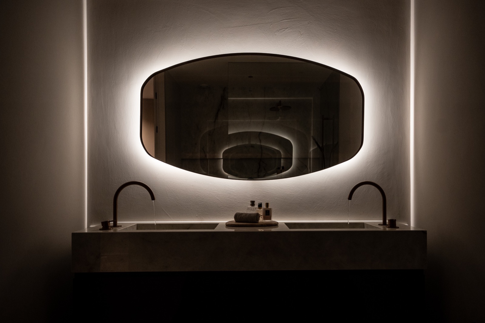 luxe wastafelmeubel met spiegel met verlichting