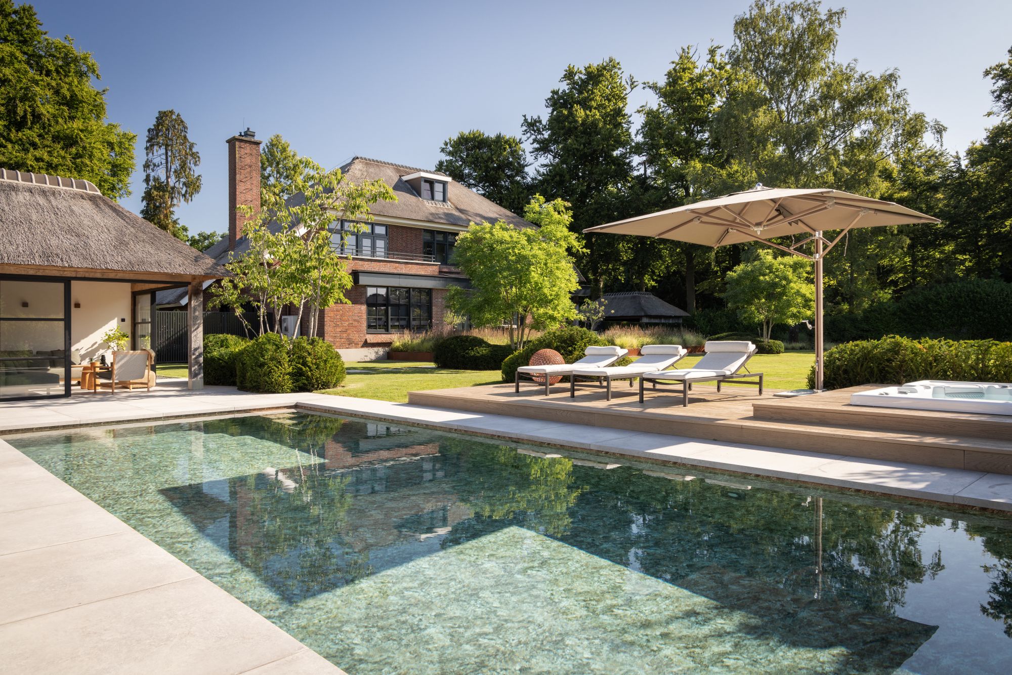 luxe tuin met zwembad