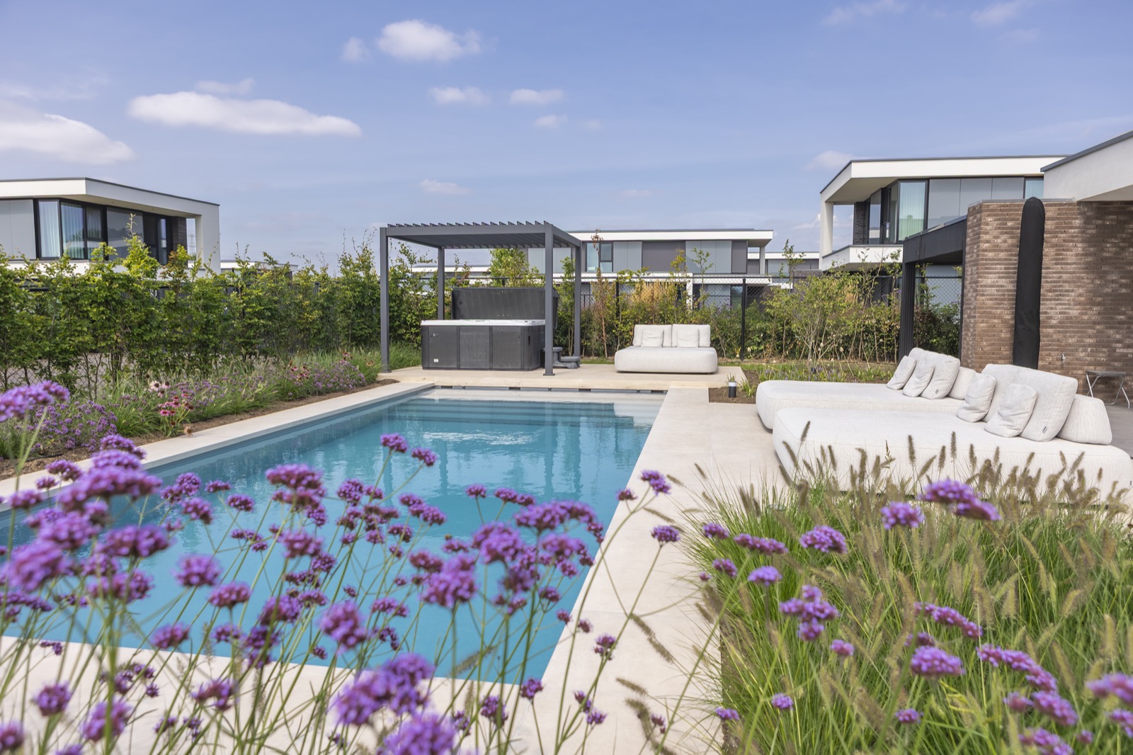 luxe tuin met zwembad