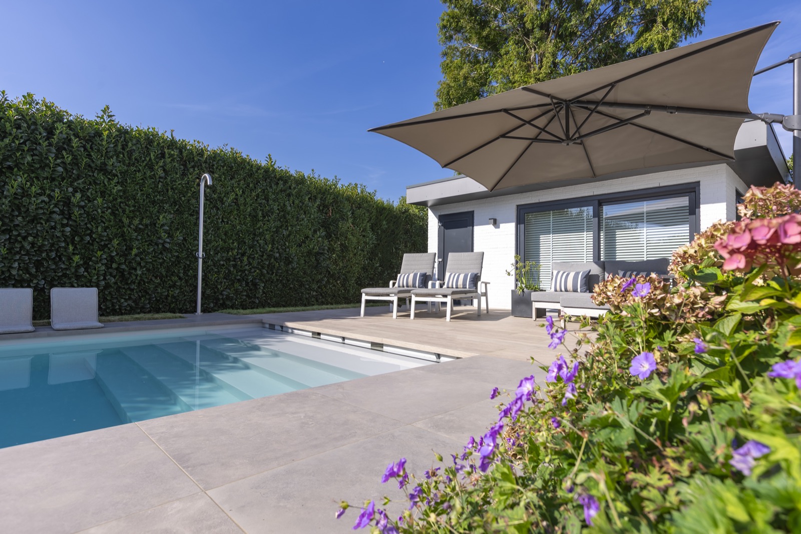 luxe tuin met buitenzwembad