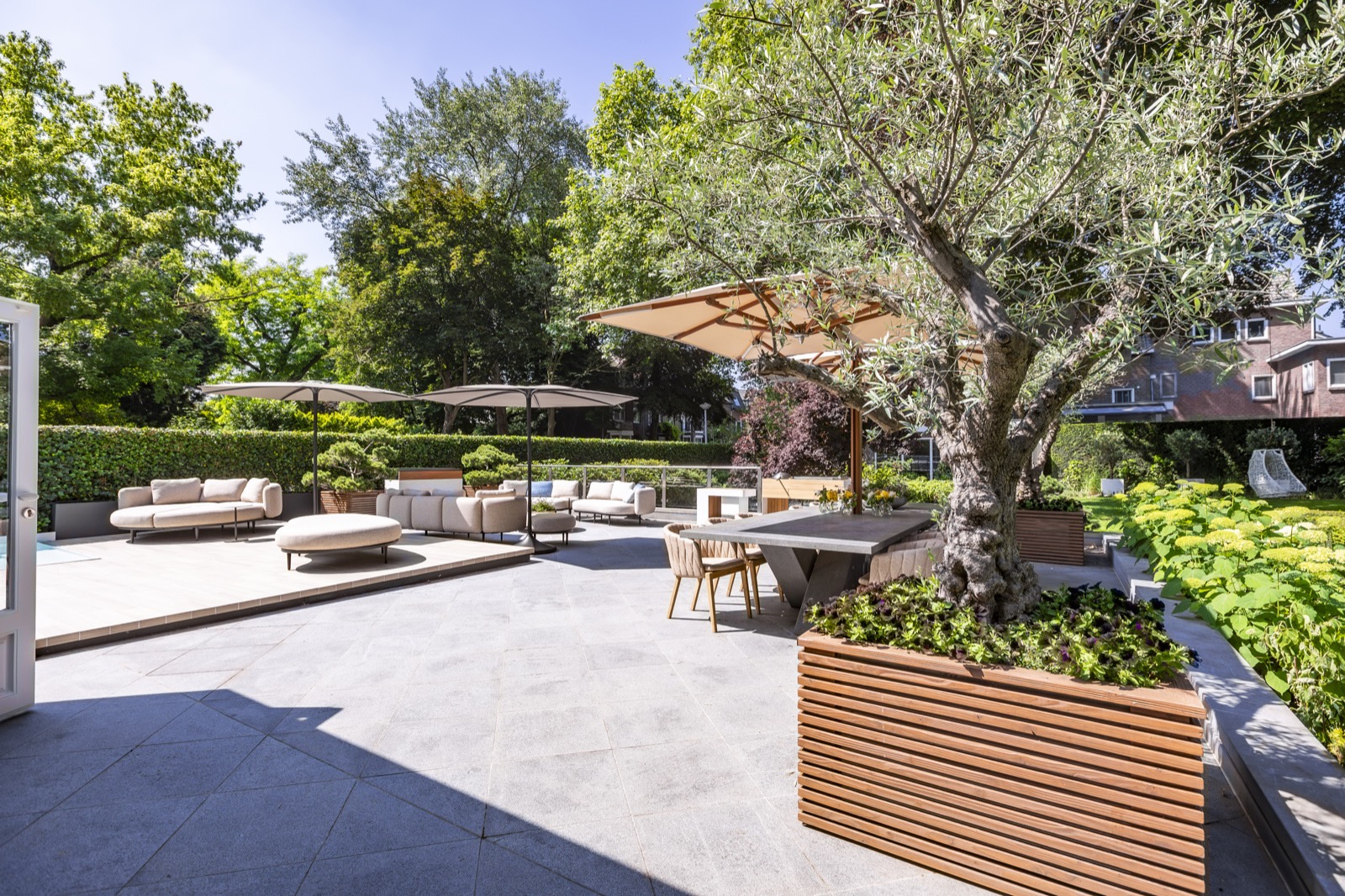 groene tuin met luxe beplatnting