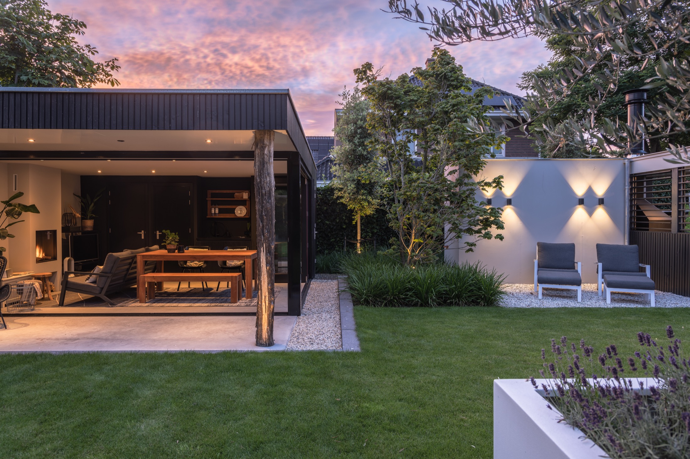 strakke tuin met terrasoverkapping