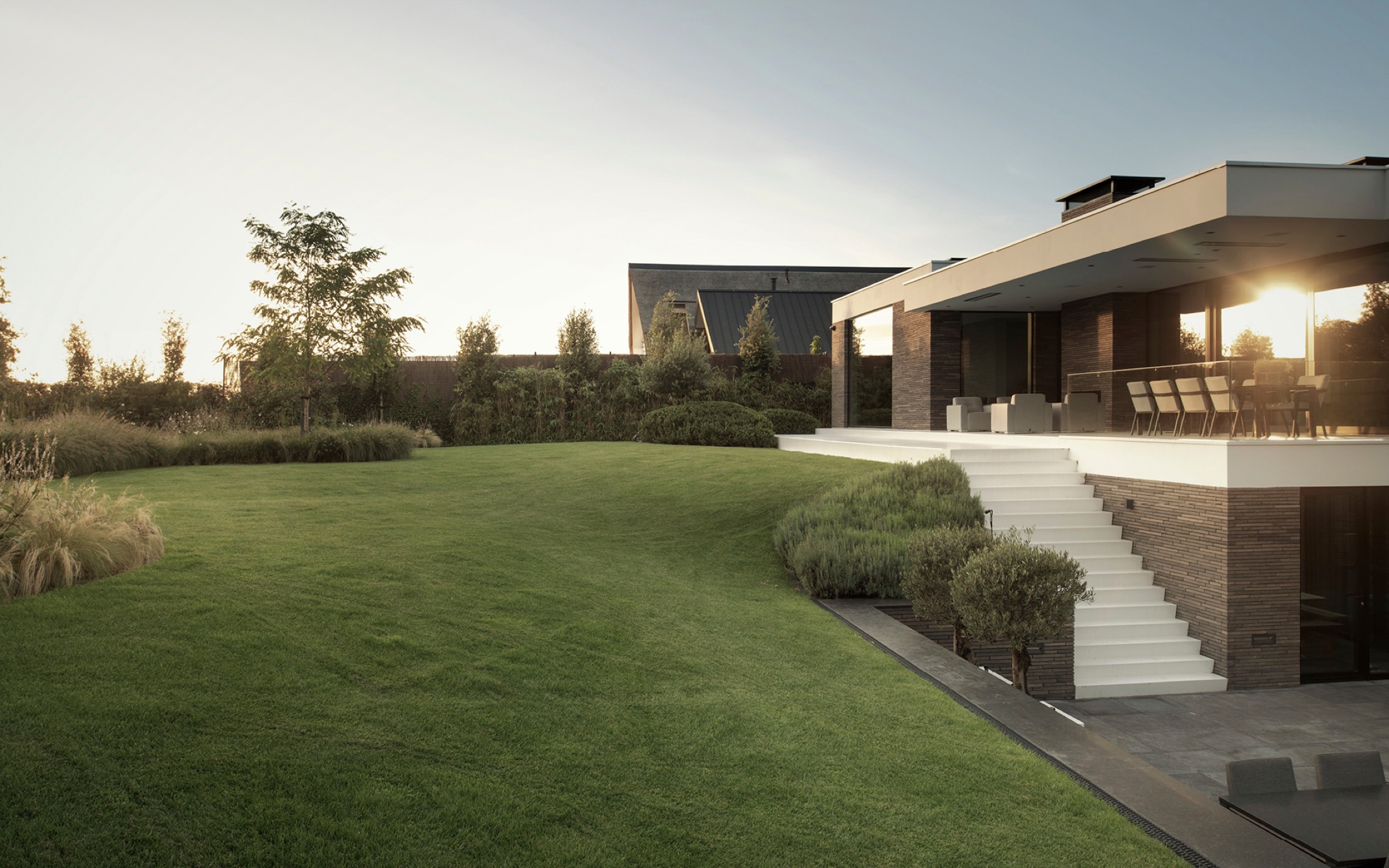 moderne villa met luxe tuin