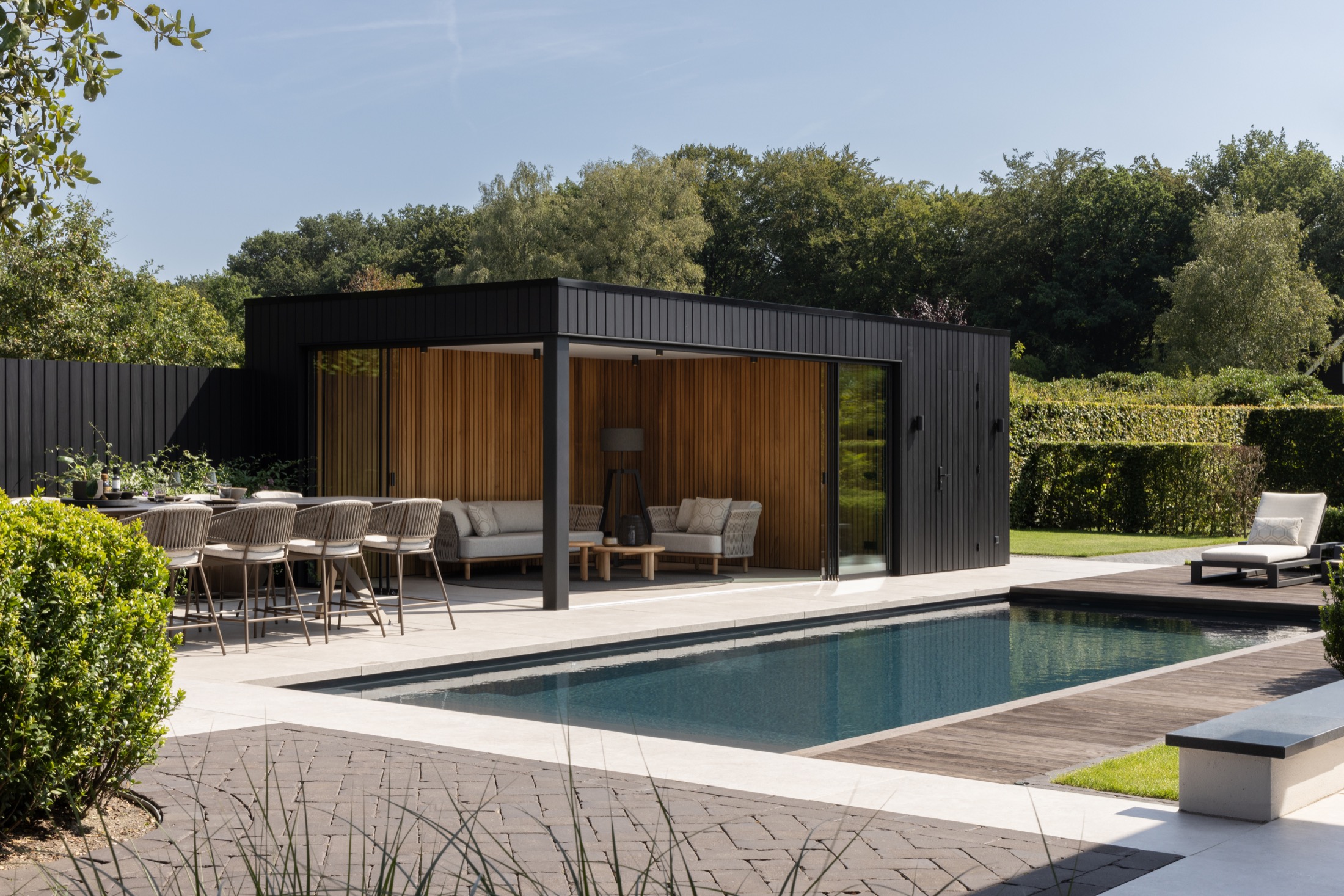 luxe tuin met zwembad en poolhouse