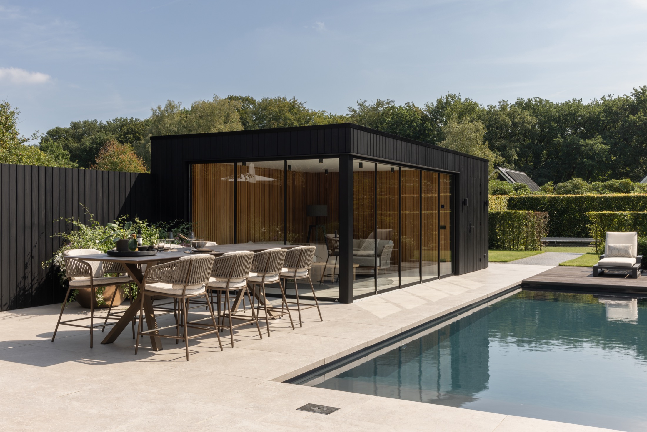 luxe zwembad in de tuin met poolhouse