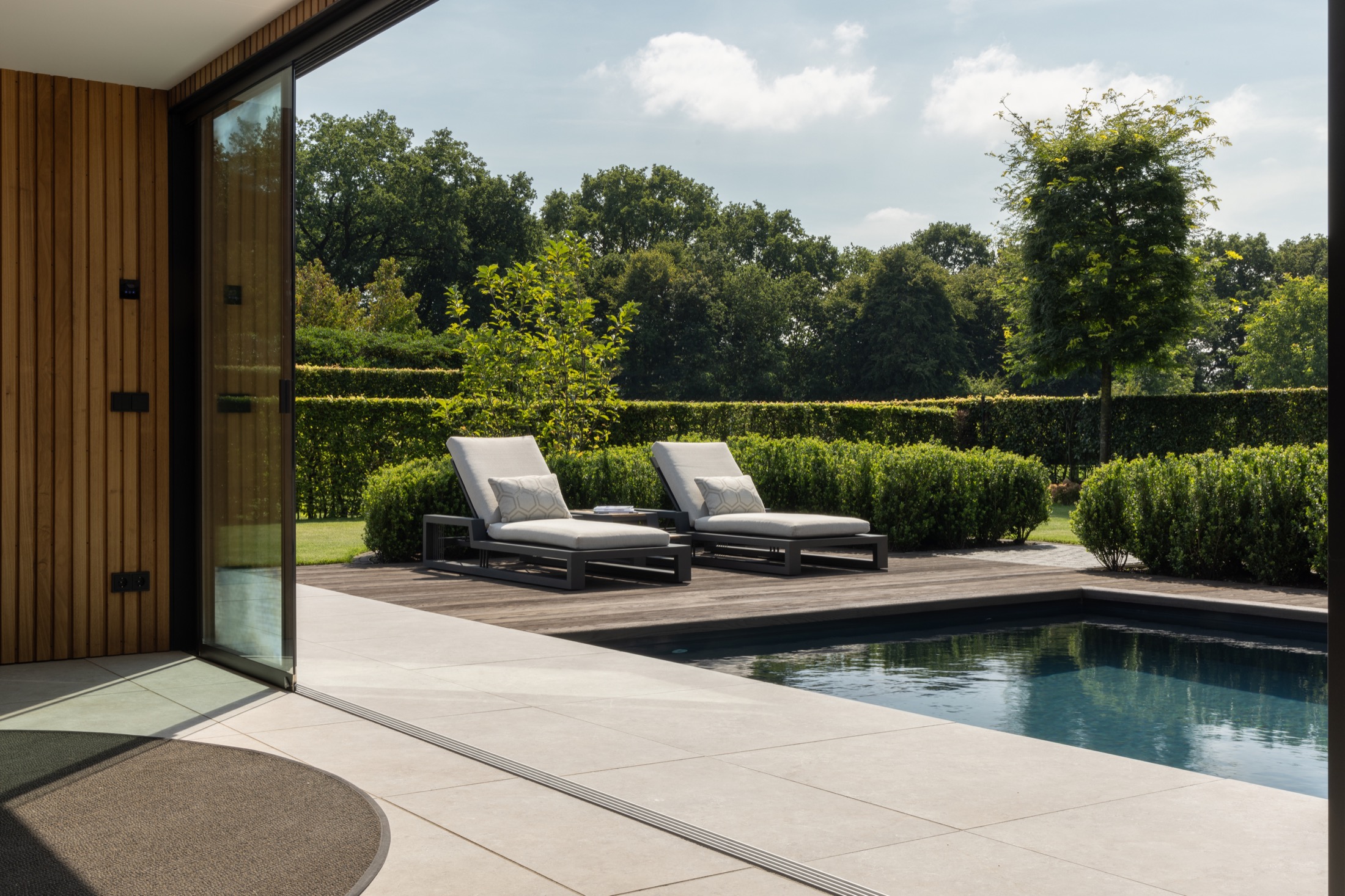 luxe tuin met design zwembad