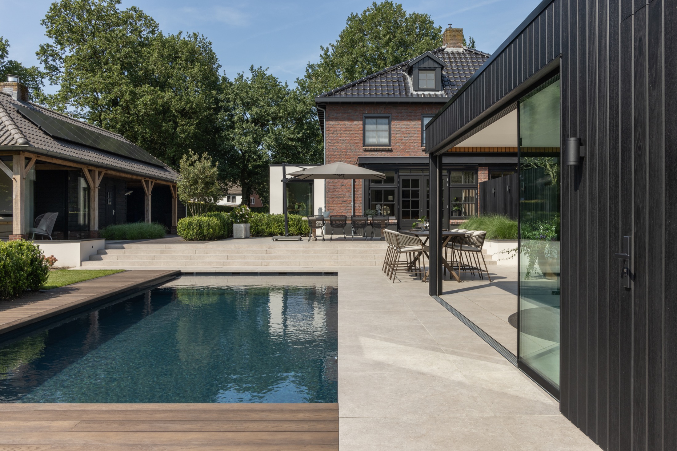 Luxe tuin met poolhouse en zwembad inspiratie