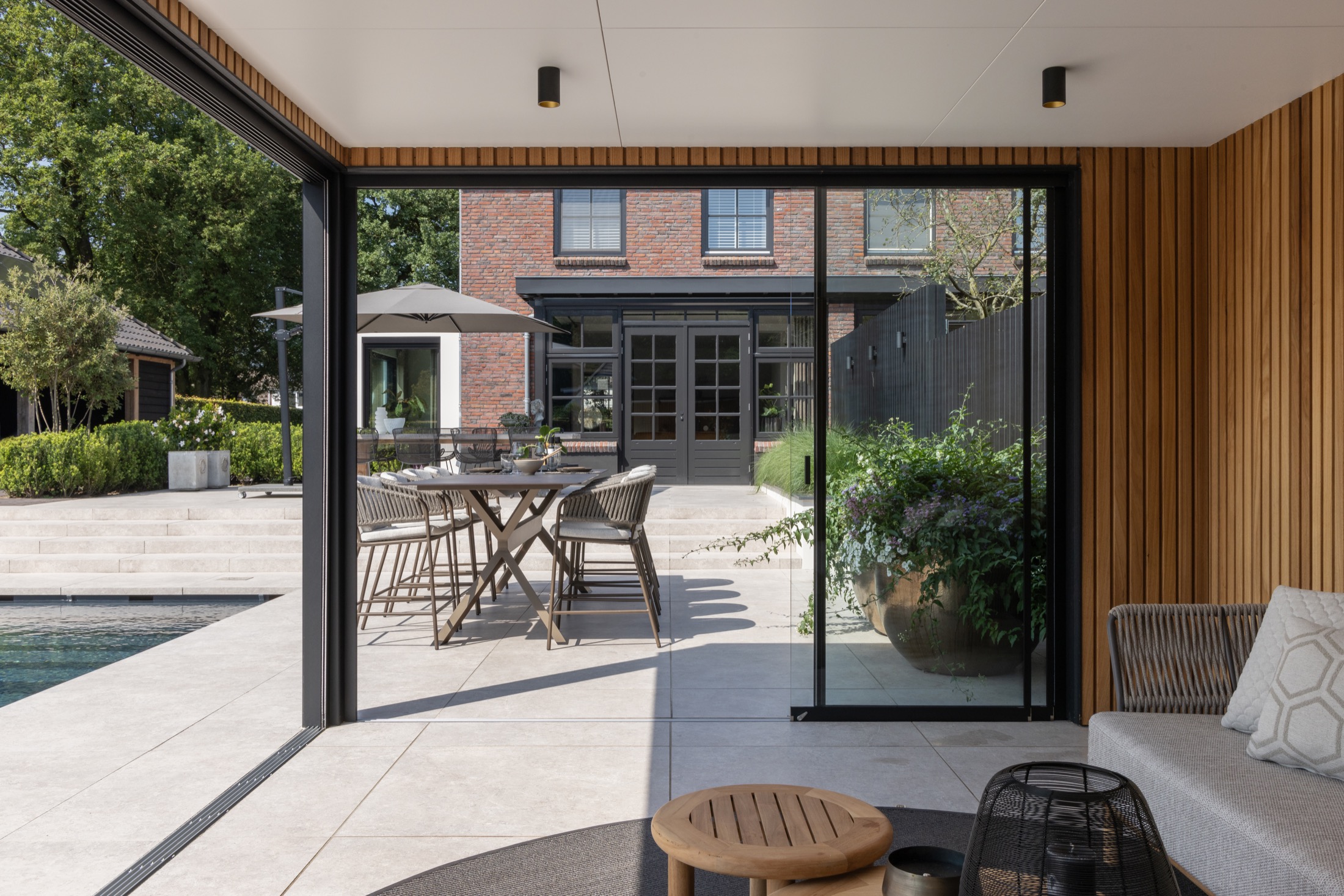 Modern poolhouse met zwembad en loungegedeelte